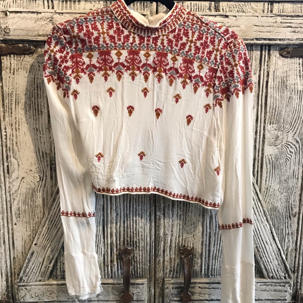 Ecoté Embroidered Crop Top